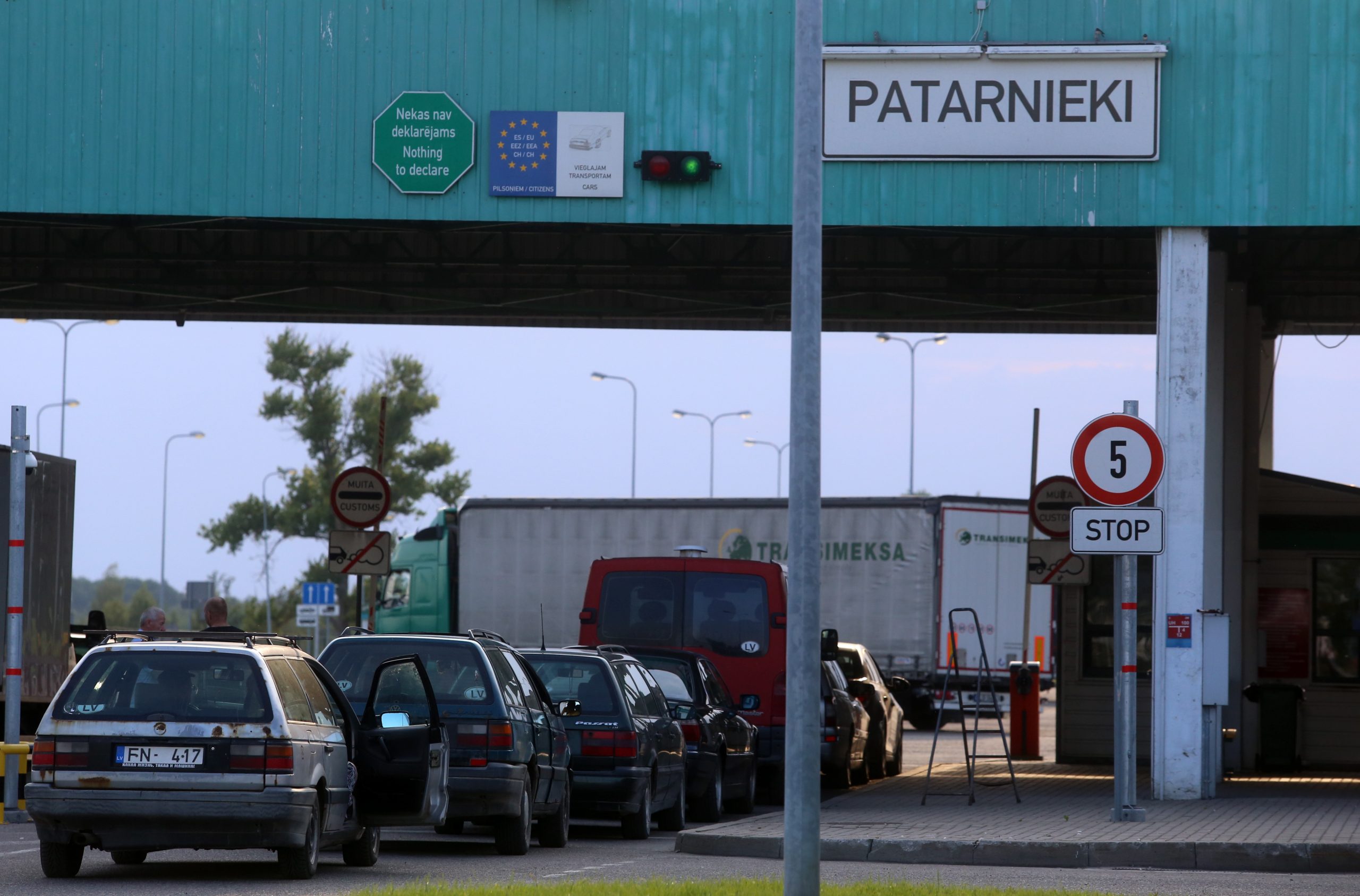 Latvijas-Baltkrievijas robežkontroles punktā iestrēgušas vairākas kravas automašīnas