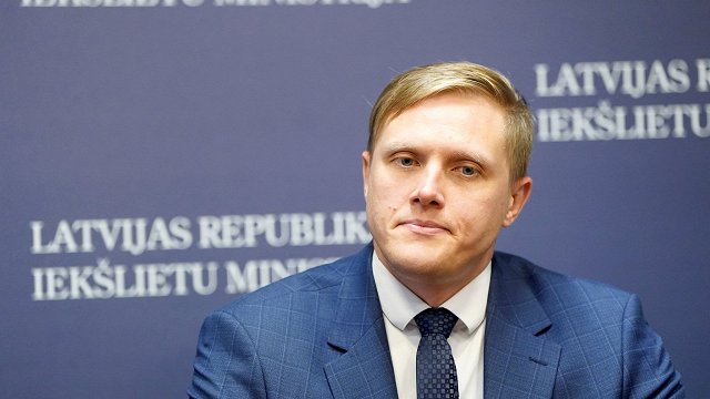 Премьер отчитал Домбраву за самовольное письмо в Испанию