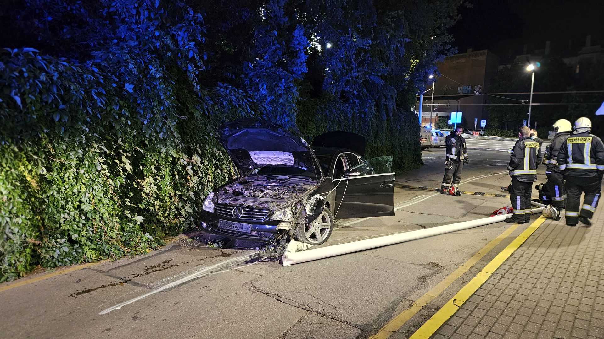 Naktī Rīgā iereibis ārvalstnieks ar auto lielā ātrumā taranējis DUS teritoriju