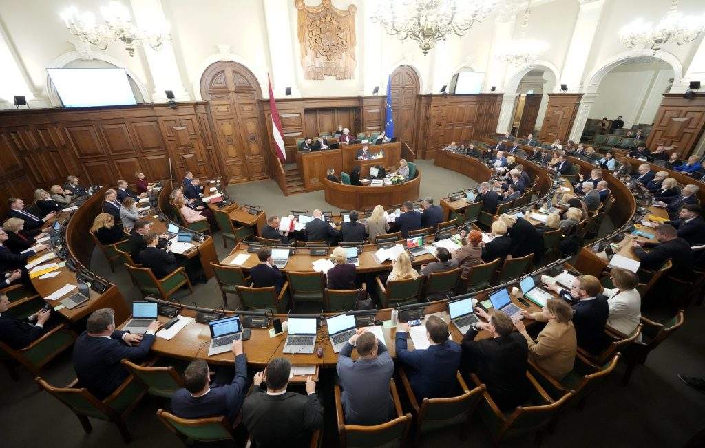 Vāc parakstus deputātu transporta un īres izdevumu kompensācijas atcelšanai