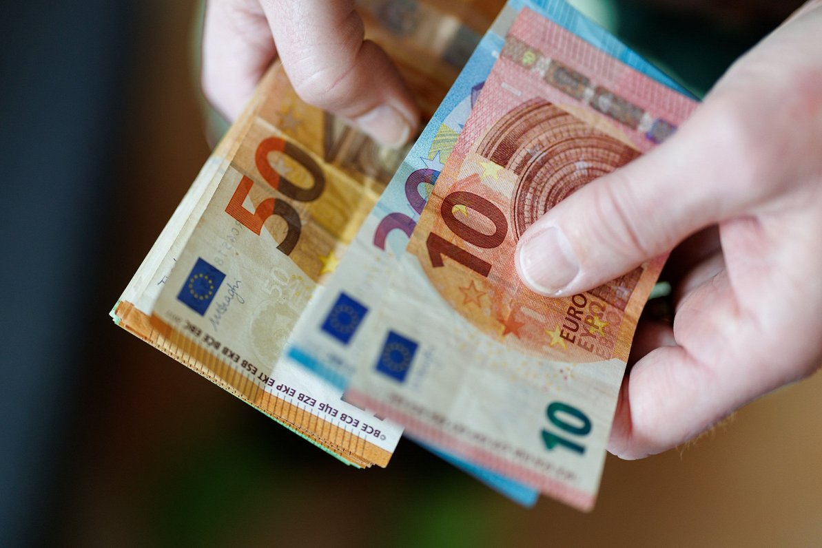 Pētījums: Latvijā pēdējā gada laikā mēneša pamatalga palielināta vidēji 5,8% darbinieku