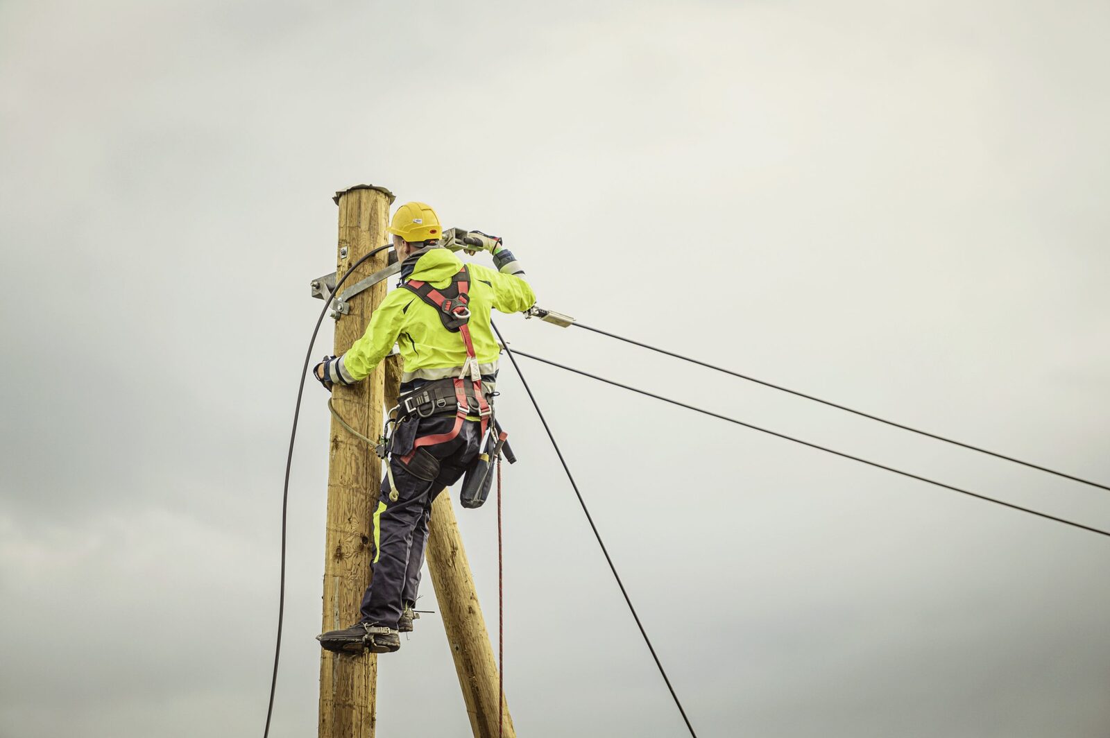 Traucēta elektroapgāde aptuveni 2200 "Sadales tīkla" klientiem Bauskas novadā