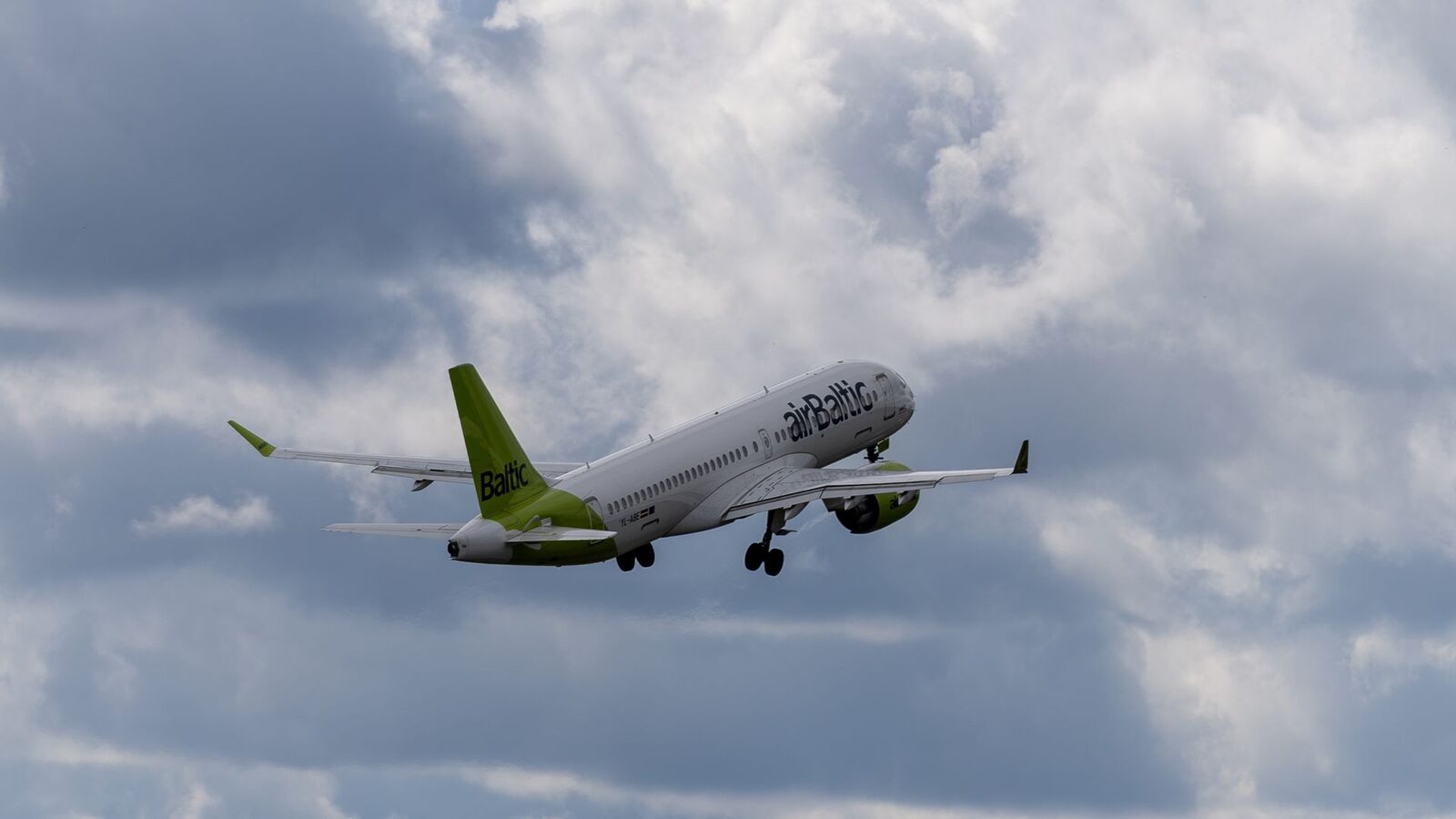 airBaltic будет обслуживать из Риги на 20% меньше маршрутов