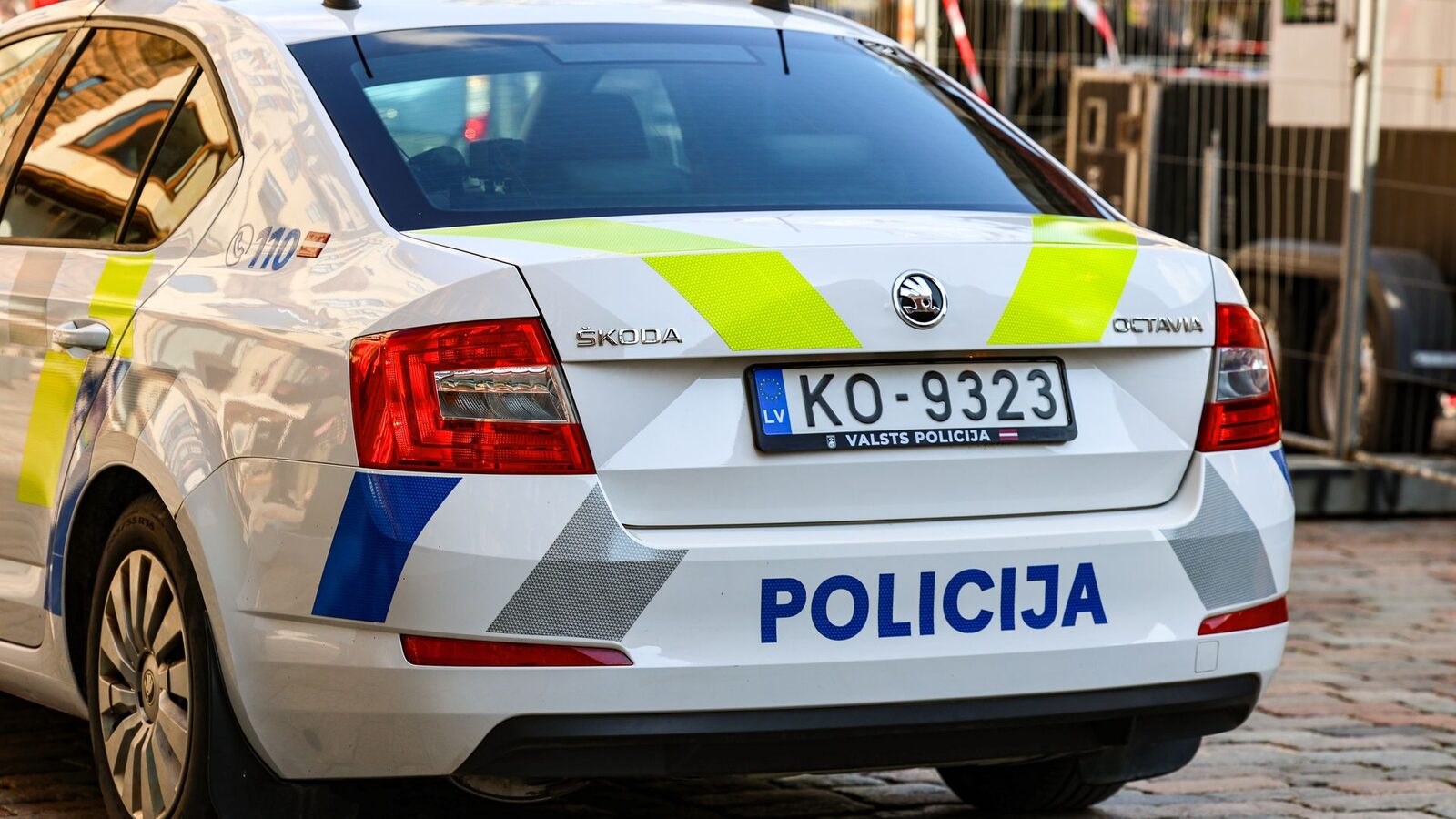 Rīgā vīrietis nogalina paziņu un nokož ausi dzīvesbiedrei
