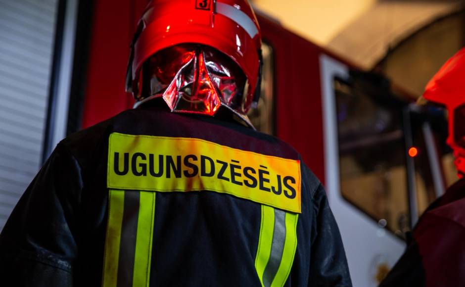 Dzēšot noliktavu Sarkandaugavā, cietuši trīs ugunsdzēsēji