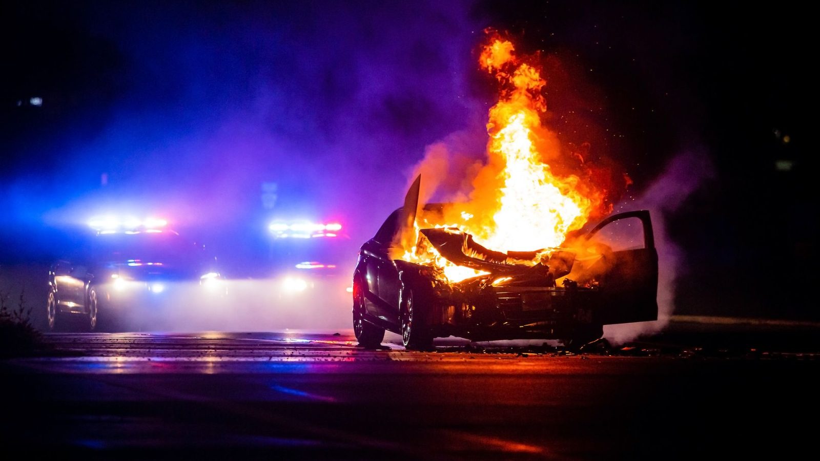 Lūdz saukt pie kriminālatbildības divus vīriešus par auto dedzināšanu Rēzeknē