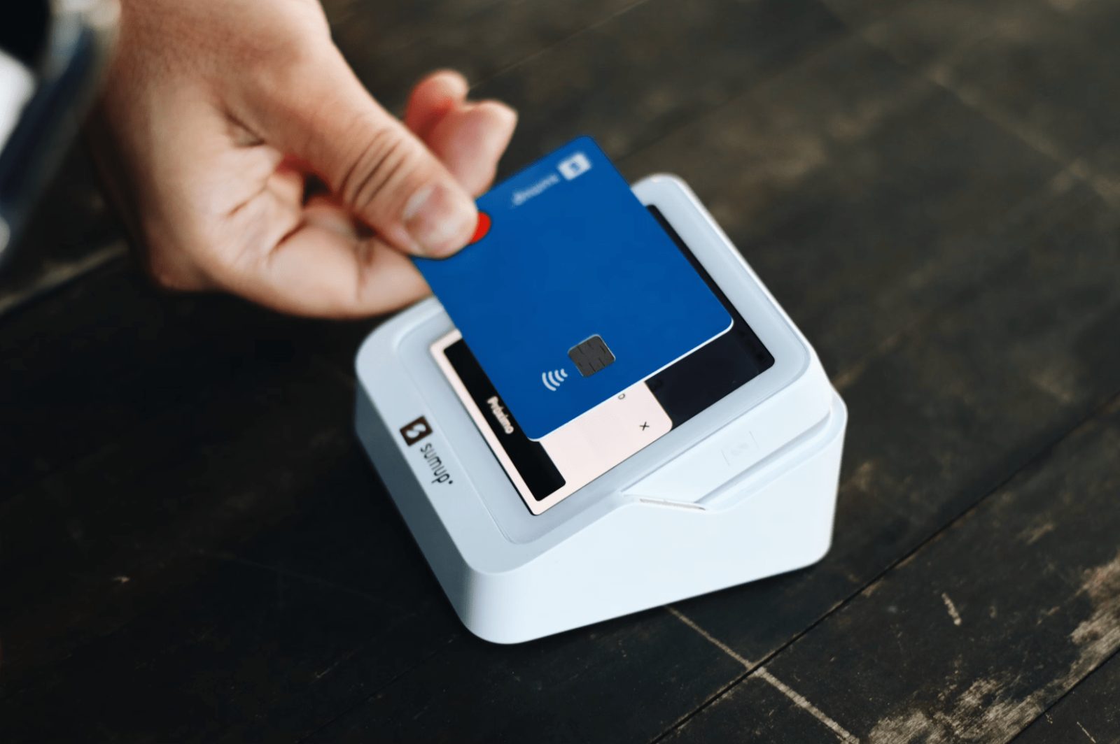 Объем расчетов платежными картами за девять месяцев вырос на 7,6%