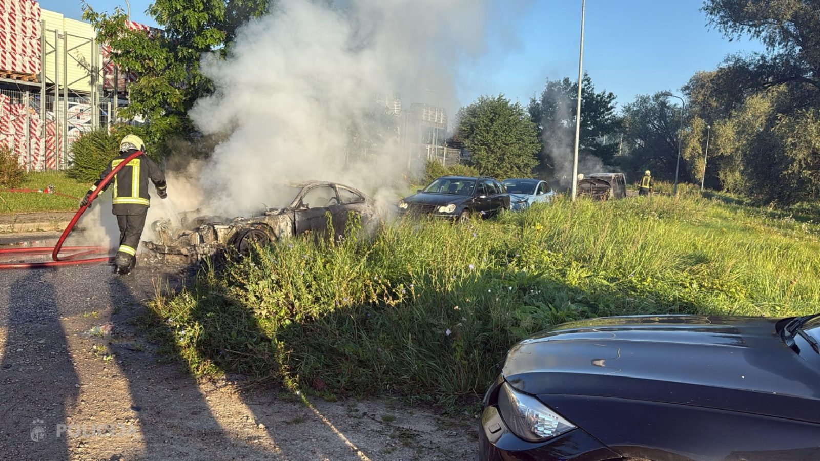 Rīgā aizturēts vīrietis, kas tiek turēts aizdomās par automašīnu nodedzināšanu Lucavsalā