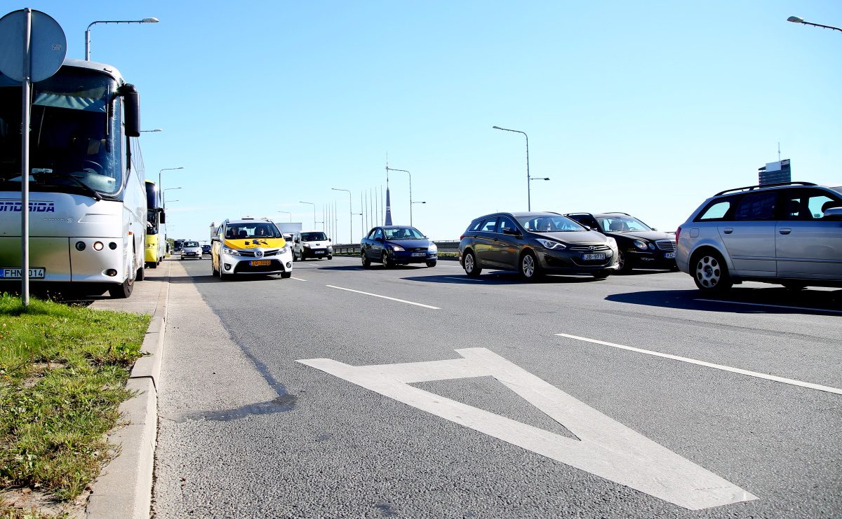 В ночь на 27 октября на улицах Чака и Марияс фрезеруют покрытие автобусных остановок