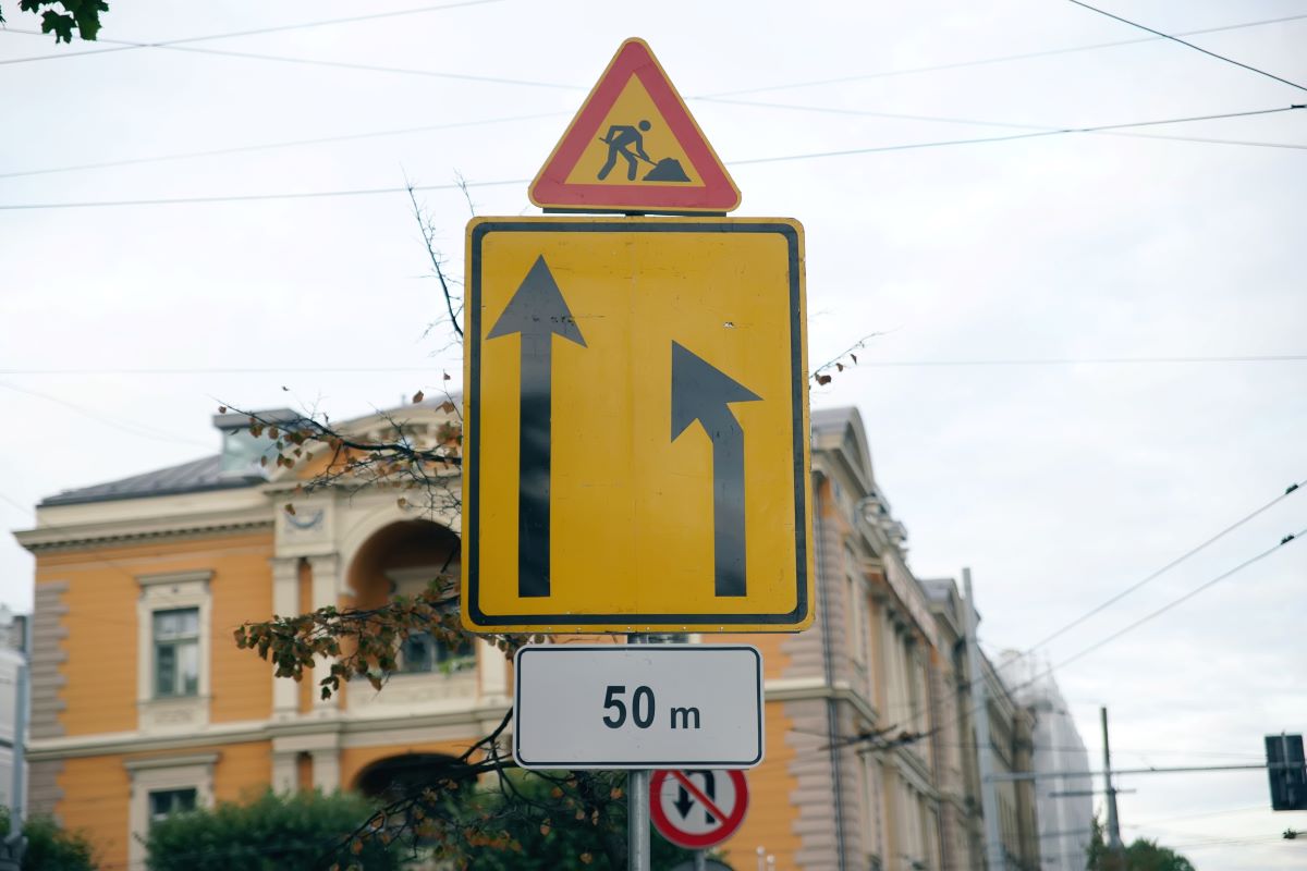 В Риге до 6 ноября продлили ограничения на съезде с Вантового моста к Домской площади