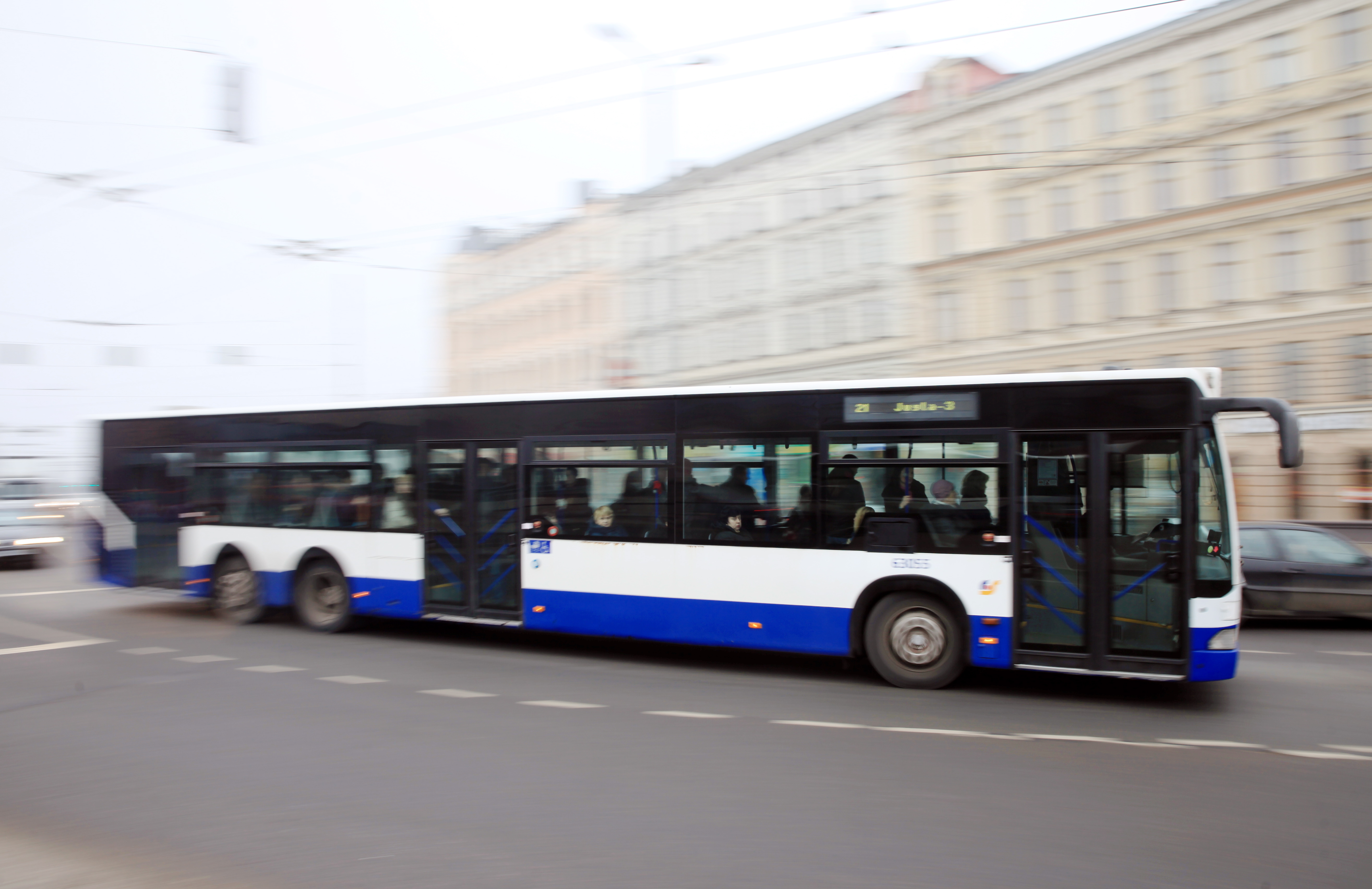 Из-за низких зарплат предприятию "Rīgas satiksme" не хватает водителей автобусов