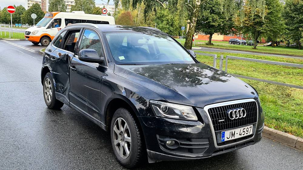 Водитель Audi протаранил автобус с пассажирами в Плявниеках