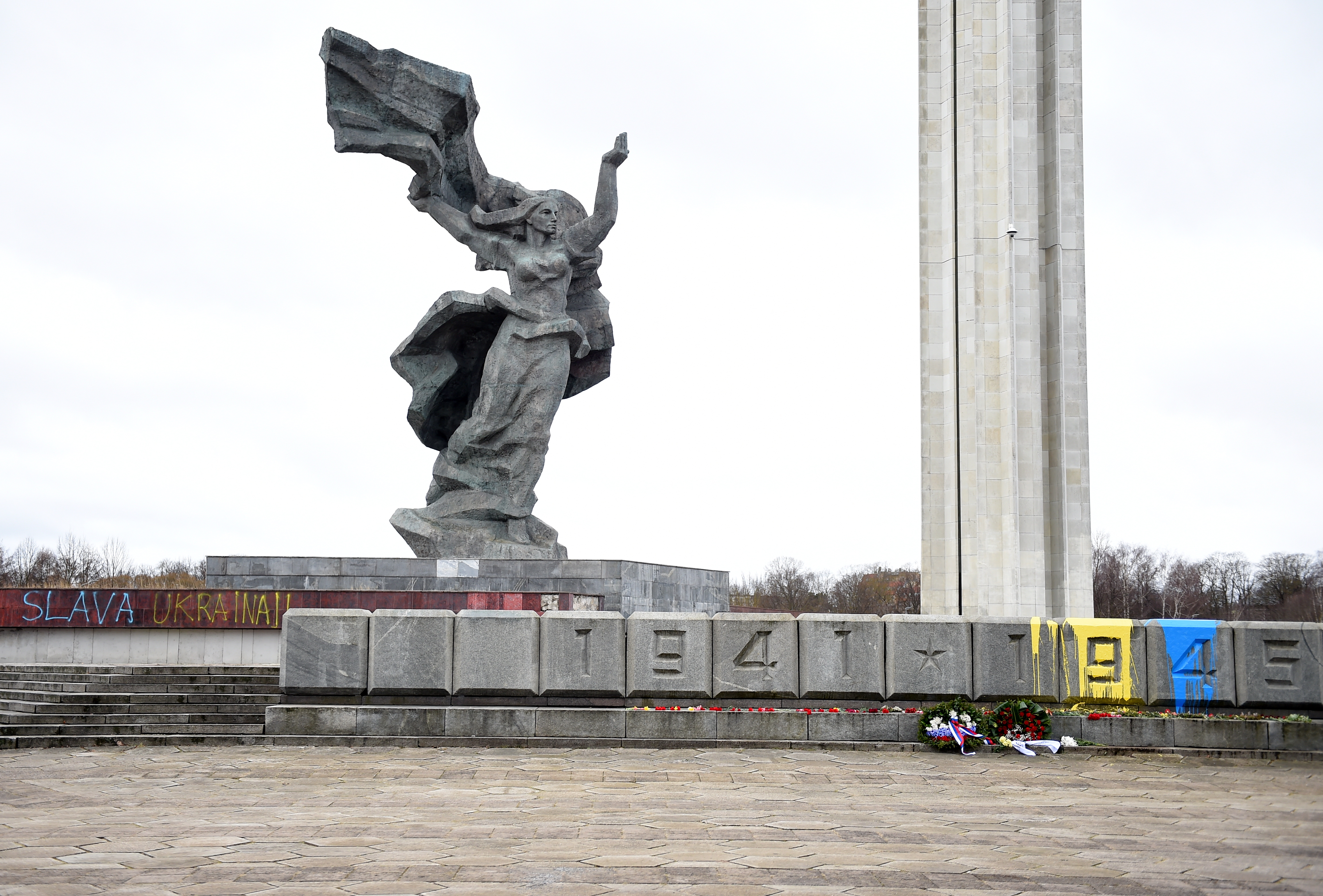 У памятника Освободителям Риги пройдёт фотовыставка о буднях войны в Украине