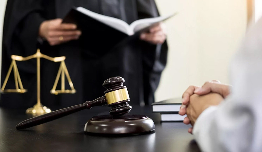 Суд отклонил иски нескольких судей об обязательной вакцинации