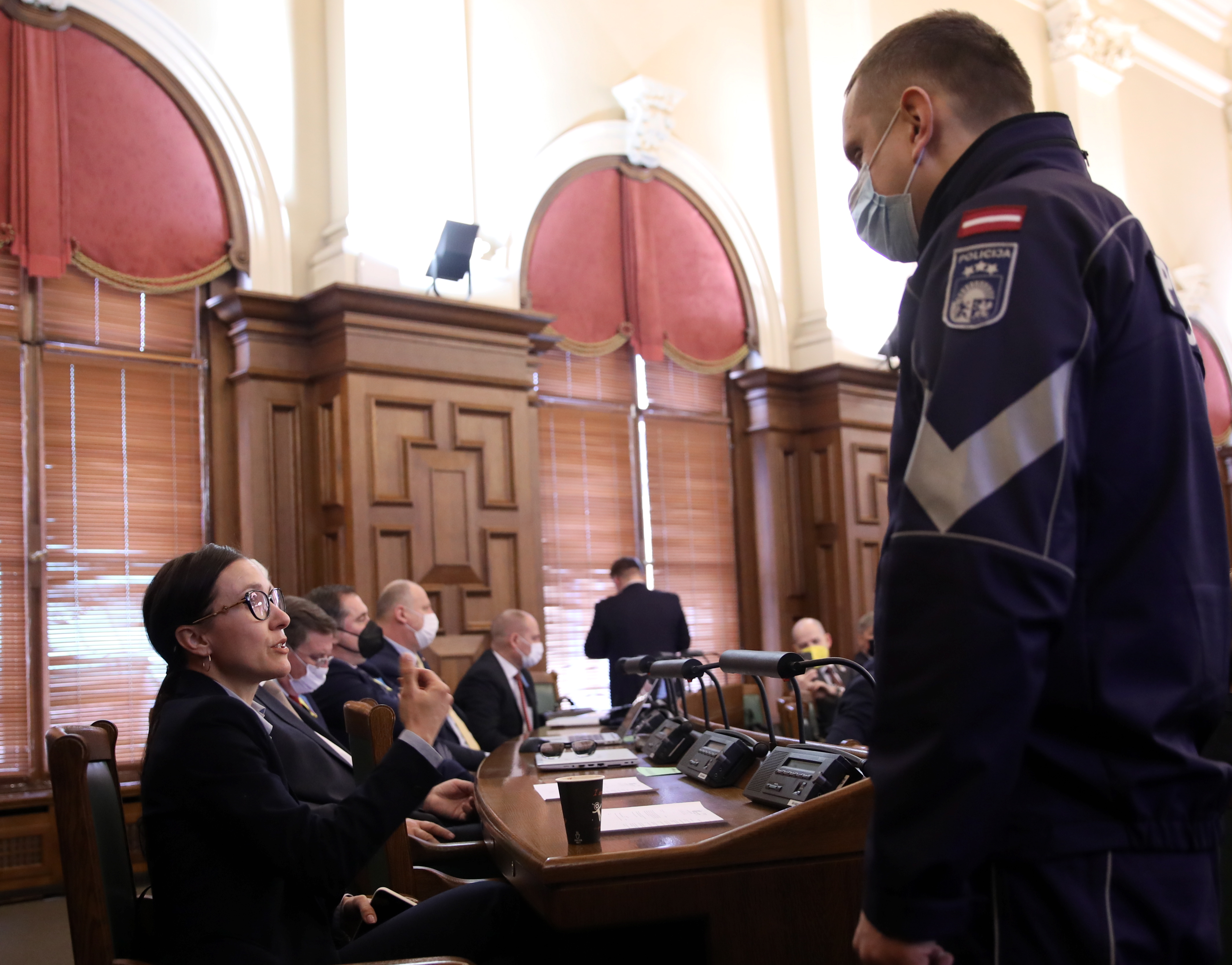 Только полицейский заставил депутата надеть маску в Сейме