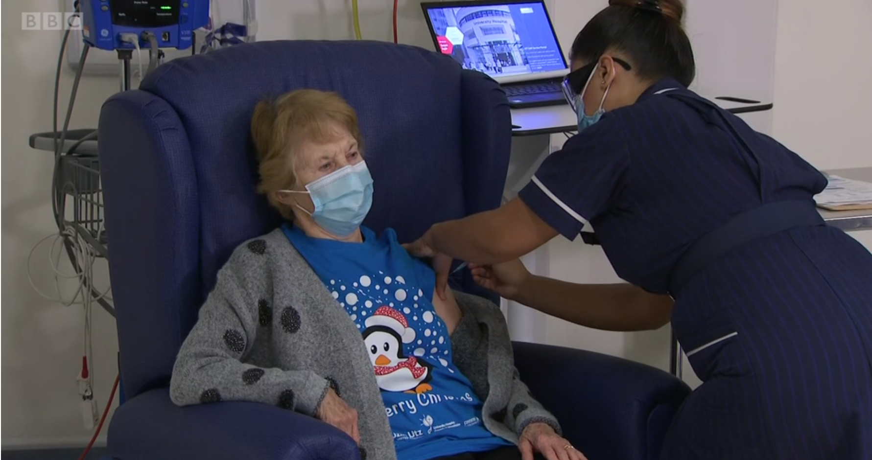 90-летняя женщина первой в Англии получила вакцину от Covid-19