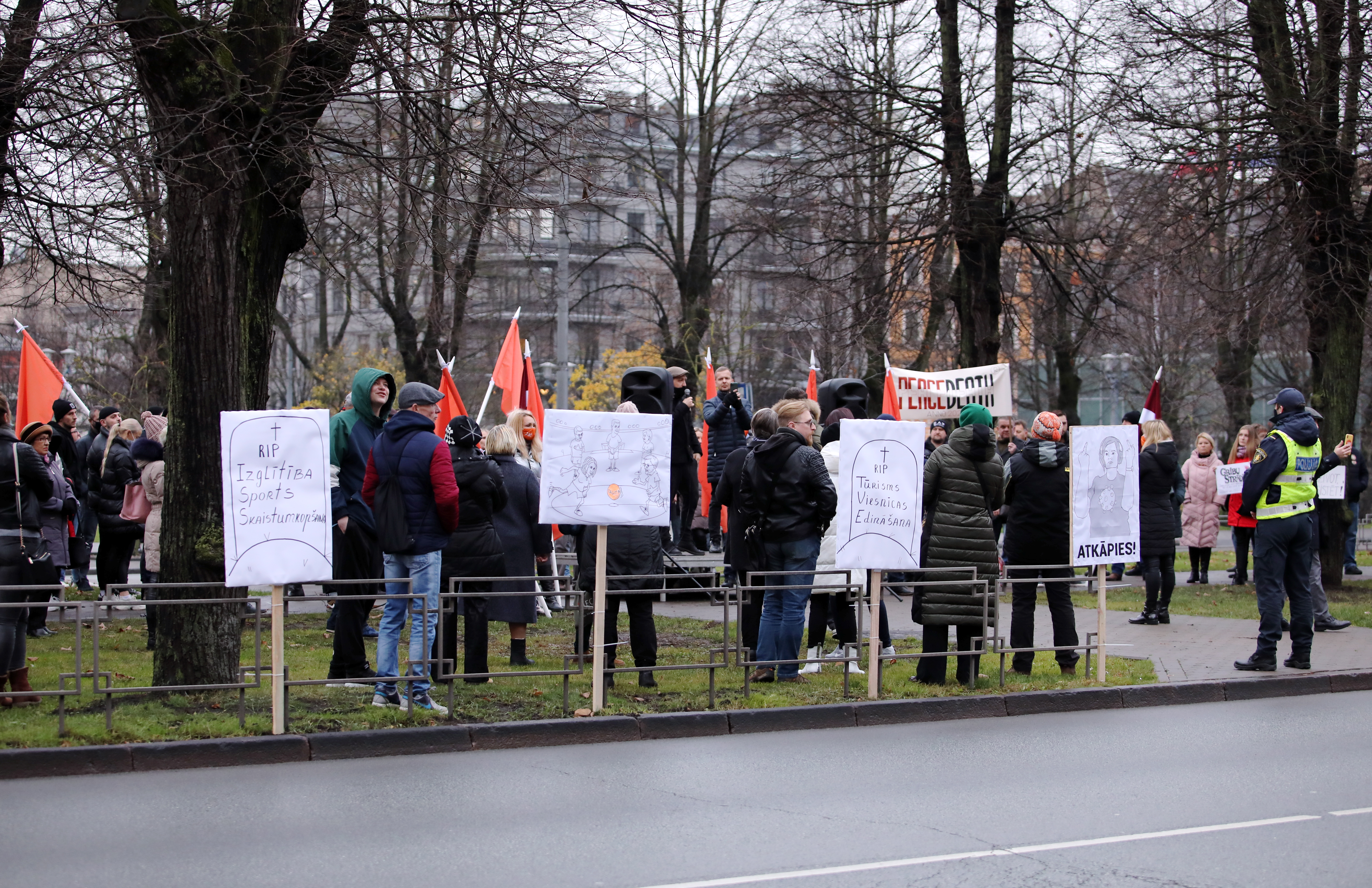 Sestdien Rīgā pieteiktās sapulces rīkotāji plāno pulcēt ap 50 cilvēkus atļauto 25 vietā Sestdien Rīgā pieteiktās sapulces rīkotāji plāno pulcēt ap 50 cilvēkus atļauto 25 vietā