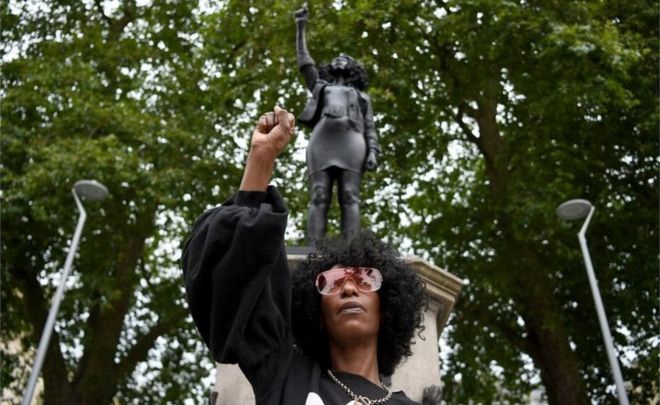 В центре Бристоля была скрытно установлена статуя одной из протестующих Black Lives Matter