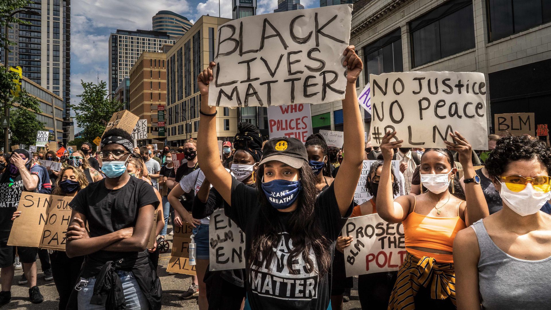 На Amazon подали в суд за запрет носить маски Black Lives Matter
