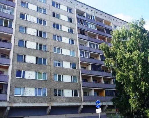 В Елгаве малыш выпал из окна и погиб