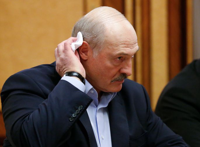 Лукашенко призвал оппонентов "не путаться под ногами" Лукашенко призвал оппонентов "не путаться под ногами"