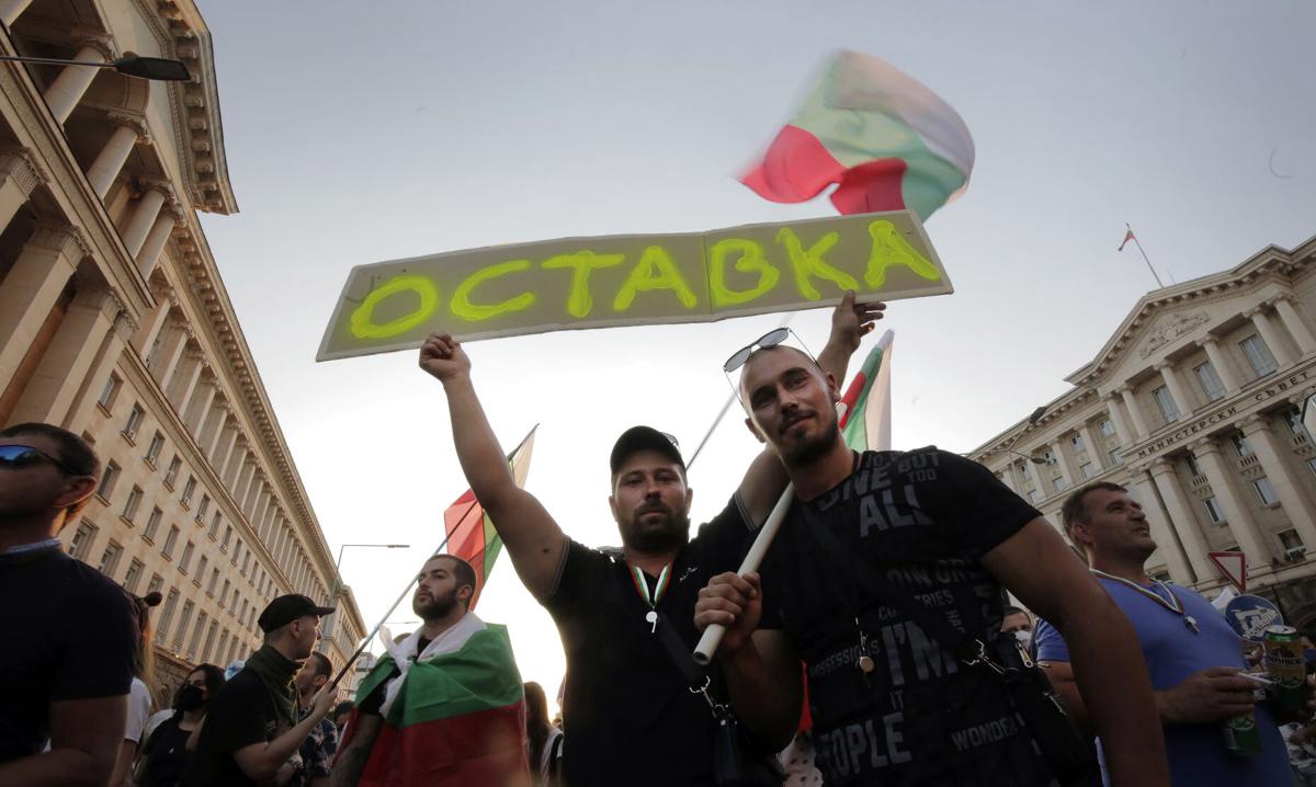 Участники протестов перекрыли движение в центре Софии Участники протестов перекрыли движение в центре Софии