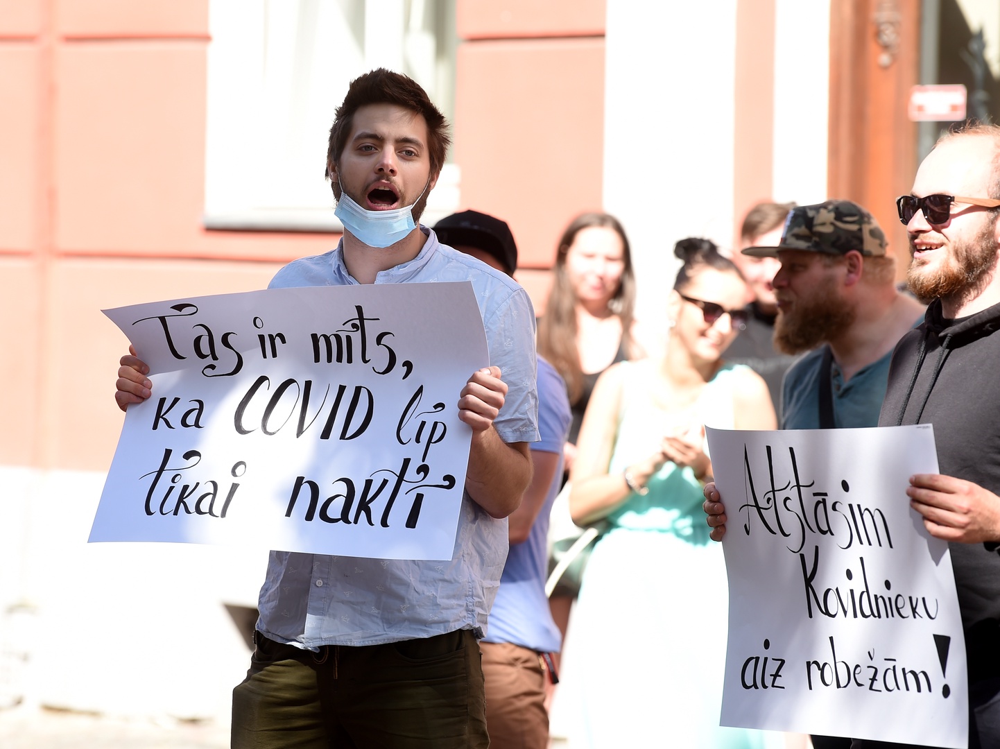 FAKENEWS Covid-19: "Сотни погибших'' из-за дезинформации о коронавирусе FAKENEWS Covid-19: "Сотни погибших'' из-за дезинформации о коронавирусе
