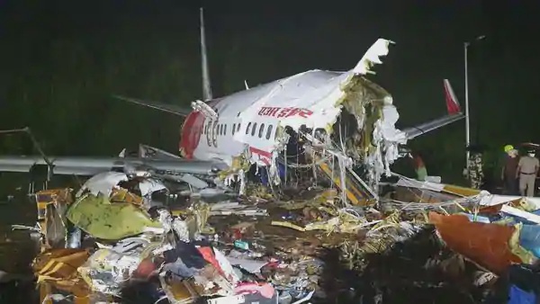 Авиакатастрофа в Керале: 18 человек погибли после того, как самолет Air India разбился в Каликуте Авиакатастрофа в Керале: 18 человек погибли после того, как самолет Air India разбился в Каликуте