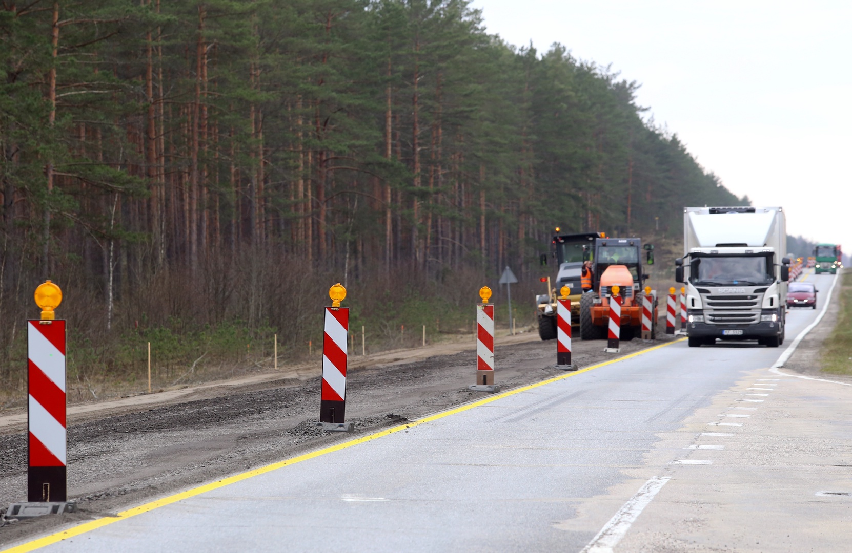 Ceļu remontdarbi Latvijā turpinās 117 valsts autoceļu posmos Ceļu remontdarbi Latvijā turpinās 117 valsts autoceļu posmos