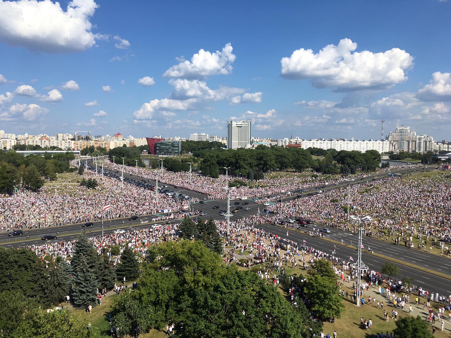 Сотни тысяч человек пришли на акцию протеста в центре Минска