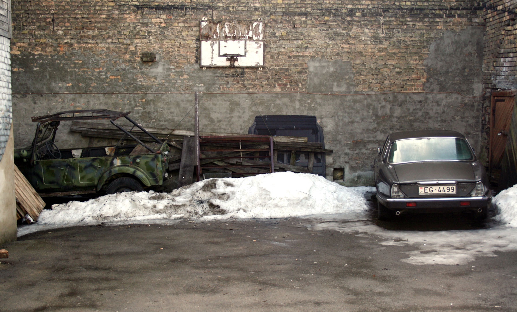 Daugavpilī sāk cīņu ar pagalmos un stāvvietās pamestām automašīnām Daugavpilī sāk cīņu ar pagalmos un stāvvietās pamestām automašīnām