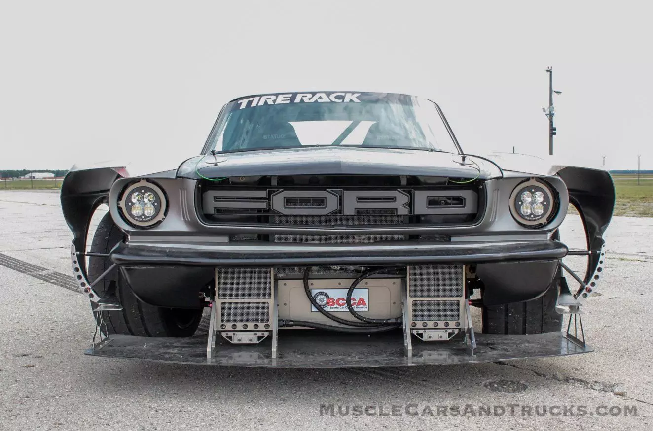 Ford Mustang с деталями от гоночного внедорожника