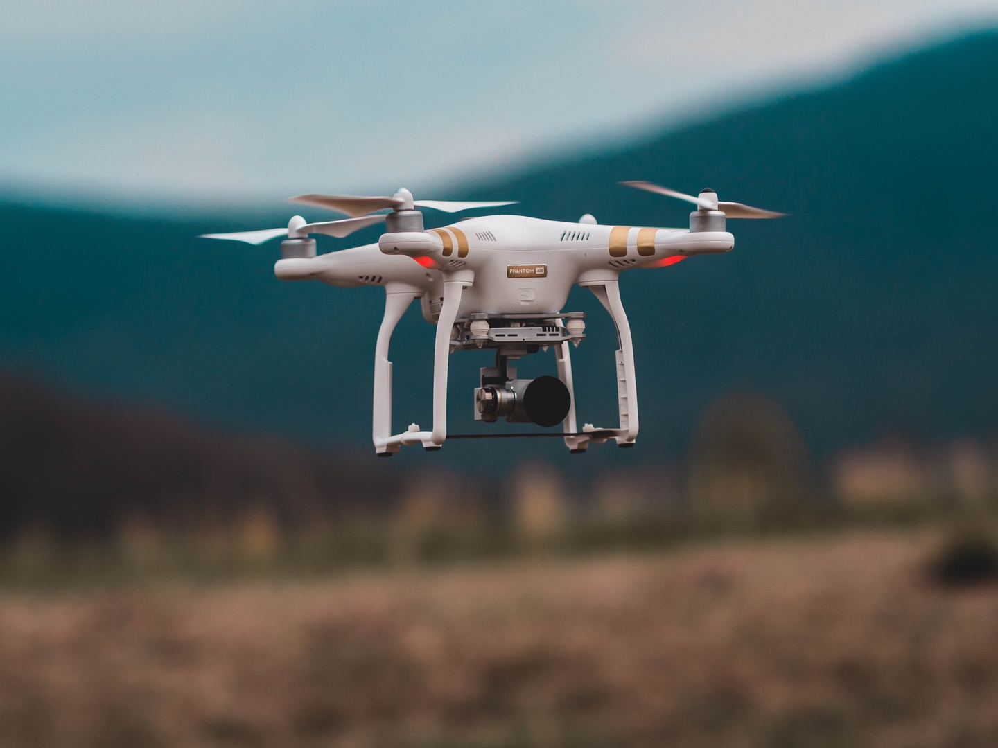 VUGD arvien biežāk saņem lūgumus nocelt kokos vai būvēs aizķērušos dronus