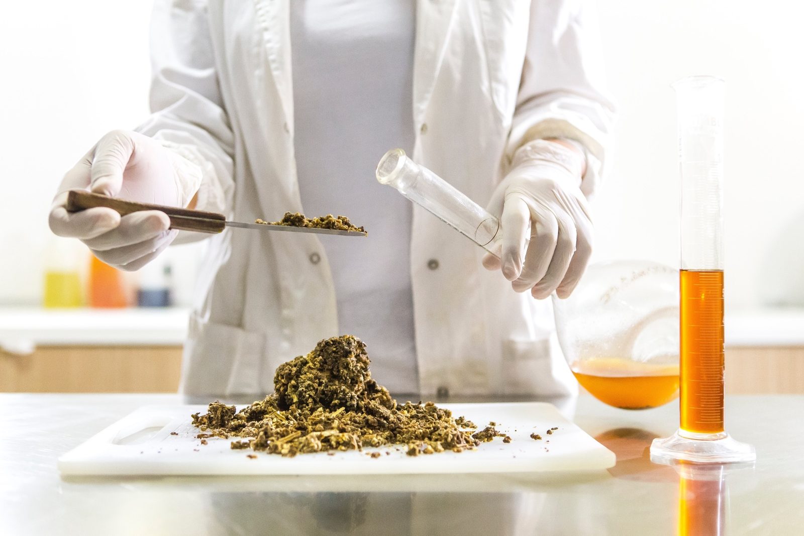 Krimuldas novadā uzietās metadona laboratorijas uzturētāji narkotiku izgatavošanu apguvuši pašmācības ceļā
