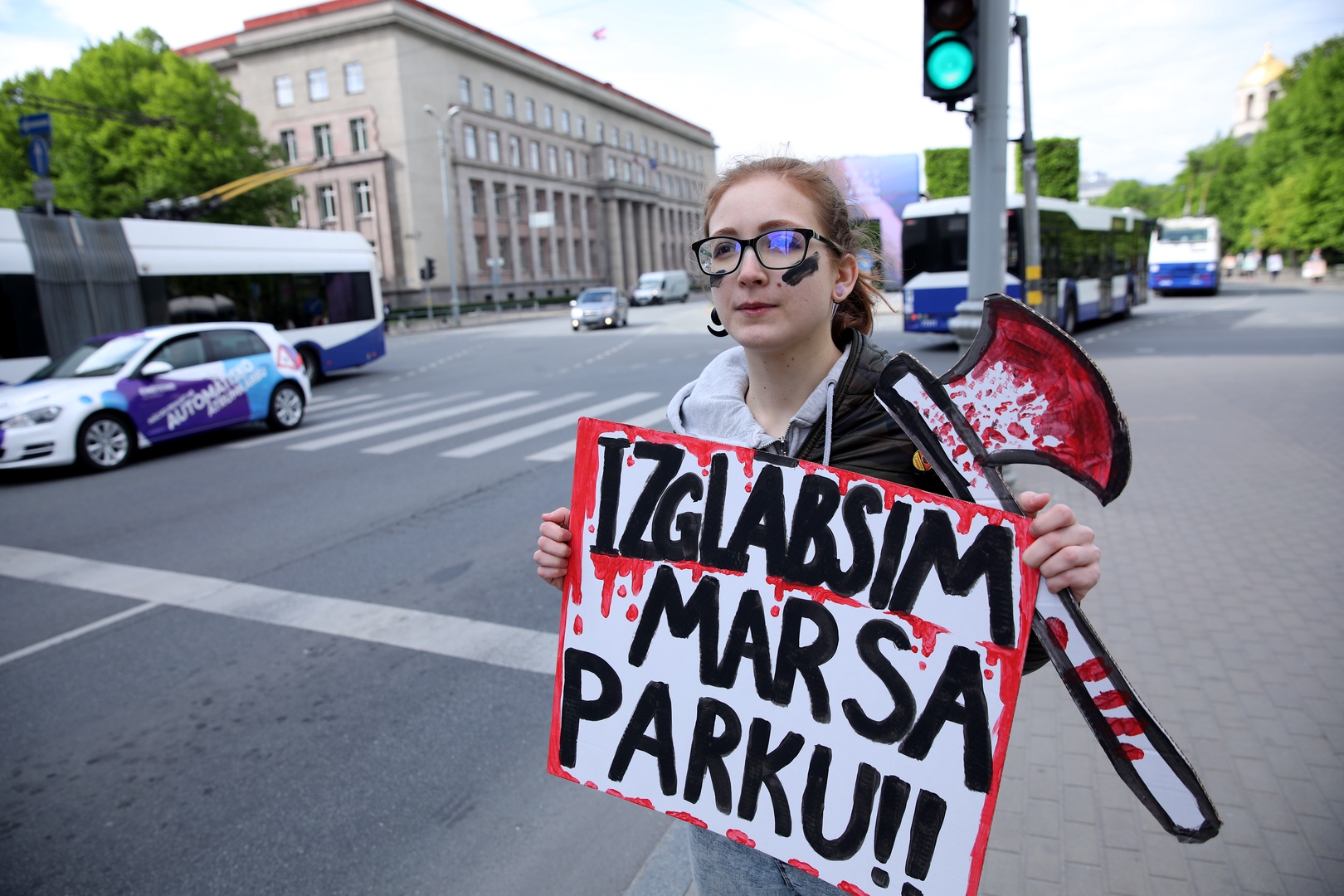 Protestējot pret koku zāģēšanu, "Marsa parka" aizstāvji traucē satiksmi Brīvības gatvē Protestējot pret koku zāģēšanu, "Marsa parka" aizstāvji traucē satiksmi Brīvības gatvē