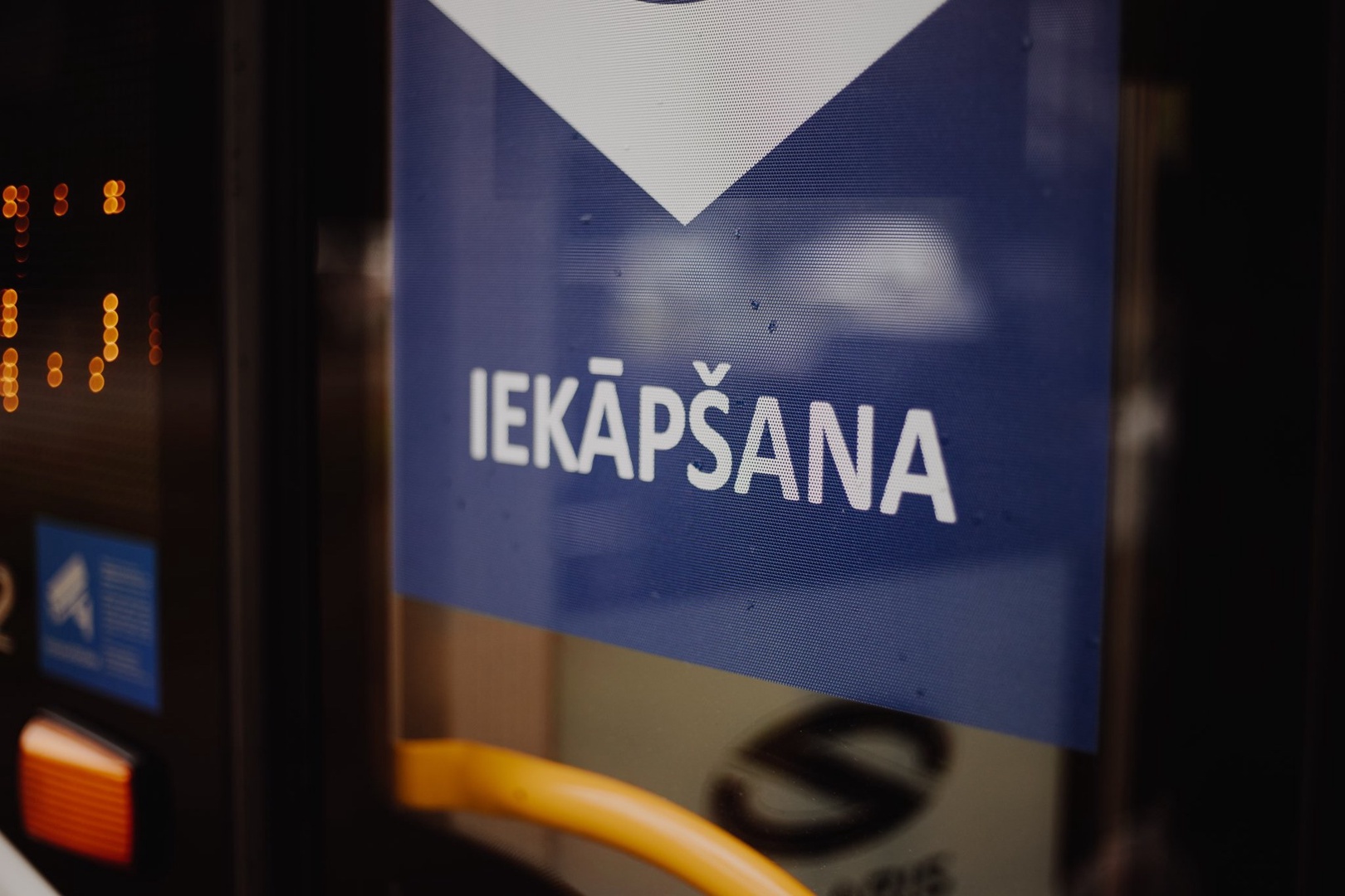 Посадка в часть транспорта Rīgas satiksme опять только через передние двери