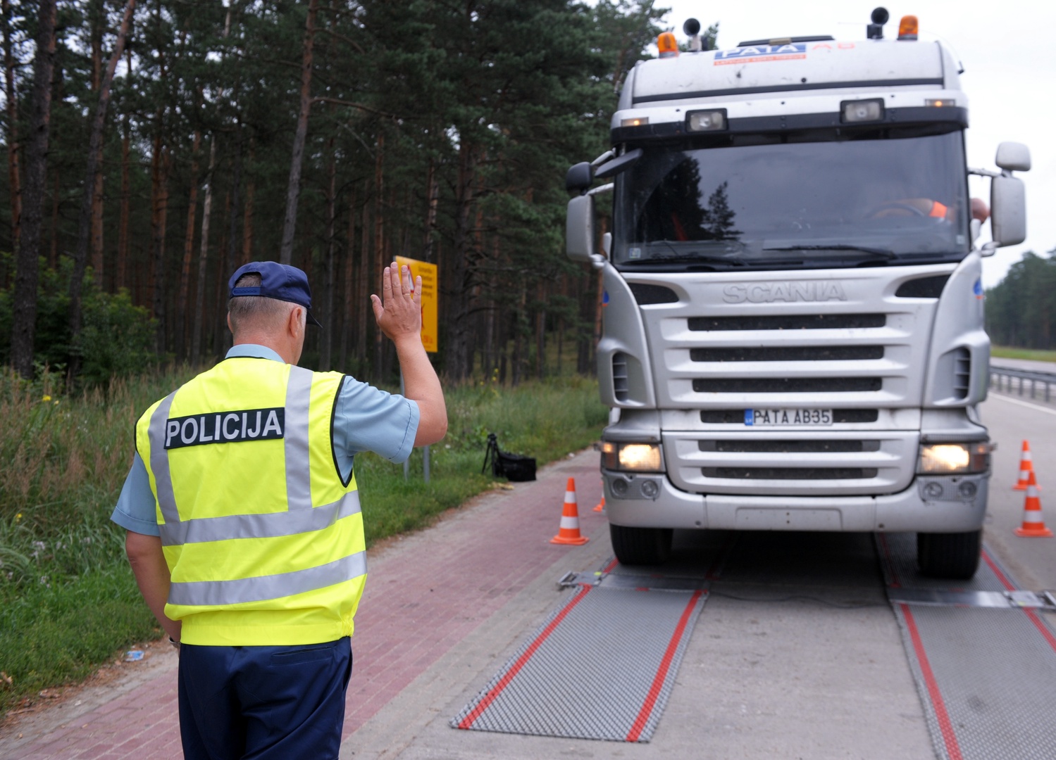 Policija reidā Garkalnes pusē konstatē piecas kravas automašīnas ar būtiskiem tehniskiem trūkumiem Policija reidā Garkalnes pusē konstatē piecas kravas automašīnas ar būtiskiem tehniskiem trūkumiem