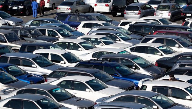 Легковых авто в Латвии регистрируют все меньше