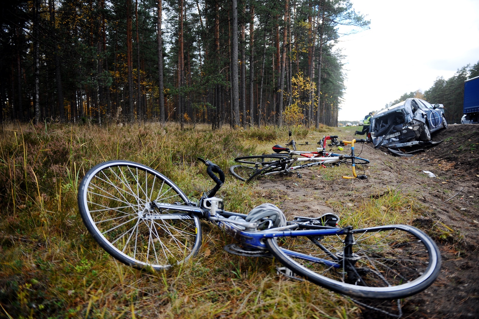 Sieviete Jelgavā braukšanas mācību laikā notriec velosipēdistu