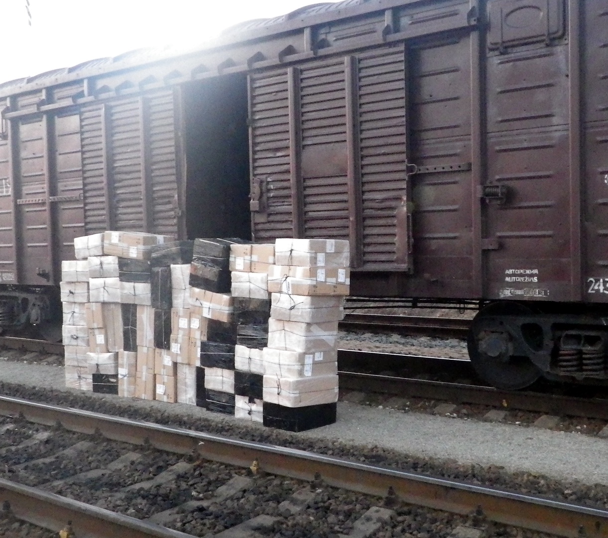 Kravas vilcienos atrod 515 000 kontrabandas cigarešu Kravas vilcienos atrod 515 000 kontrabandas cigarešu