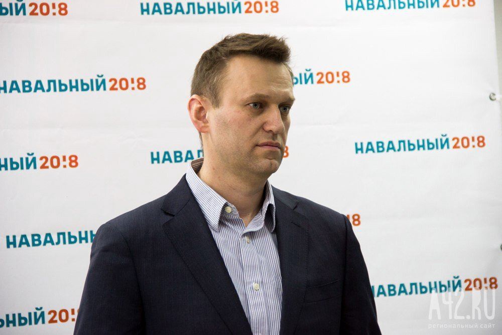 Навальный уже встает с постели