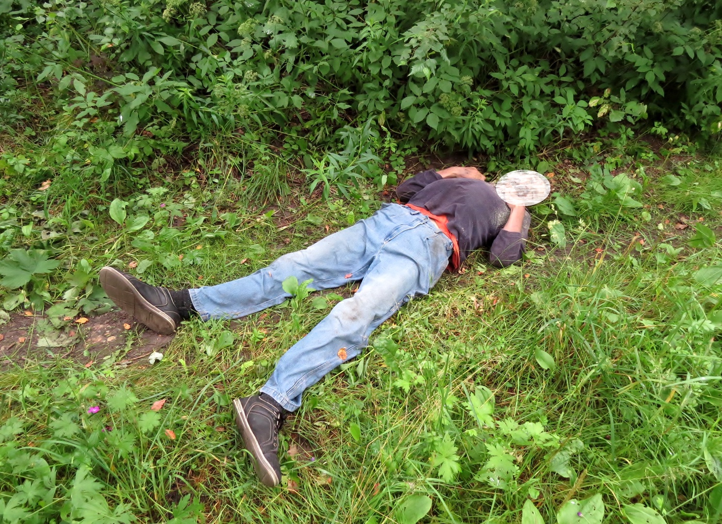 Valmierā nenoskaidrotos apstākļos traumas guvis un miris vīrietis Valmierā nenoskaidrotos apstākļos traumas guvis un miris vīrietis