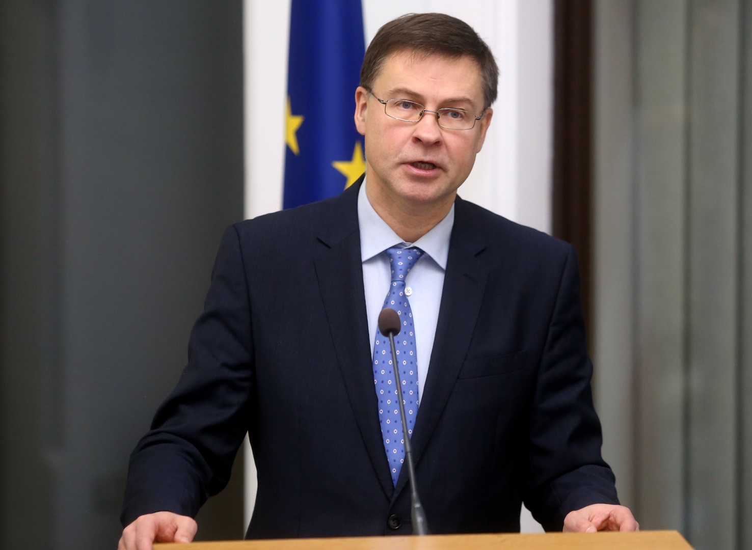 EK priekšsēdētajas izpildvietnieks Dombrovskis pēc kontakta ar Covid-19 slimnieku atrodas pašizolācijā