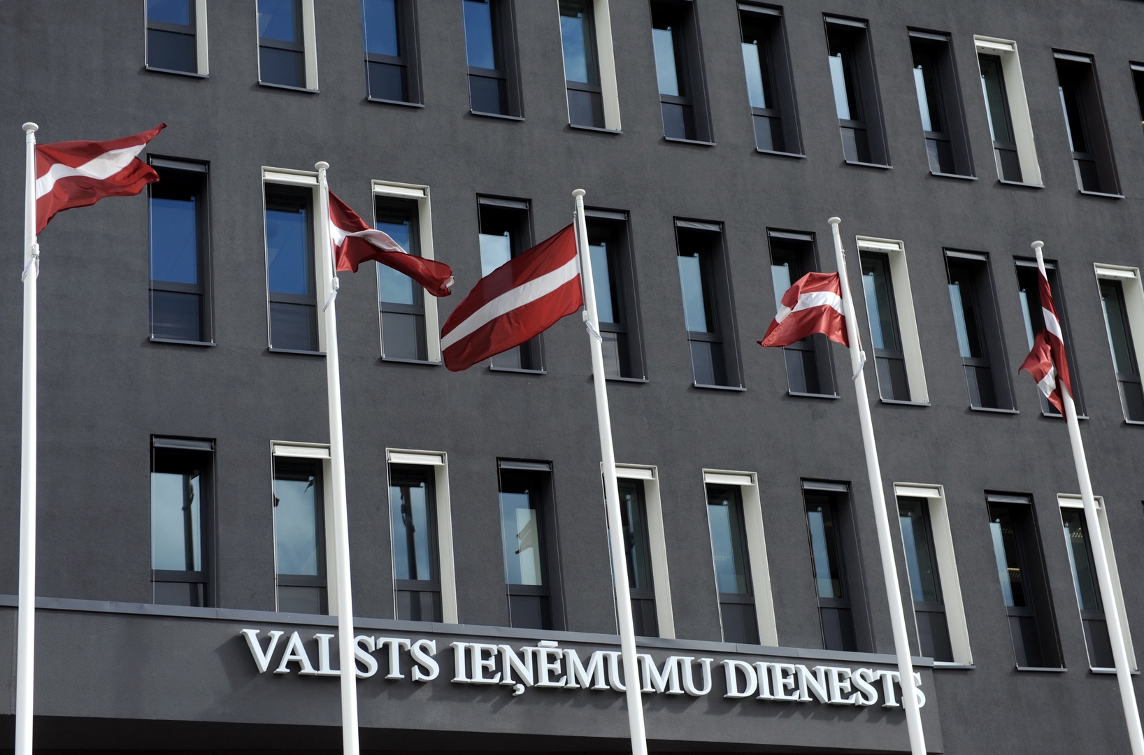 VID lūdz sākt kriminālvajāšanu par aplokšņu algu izmaksu
