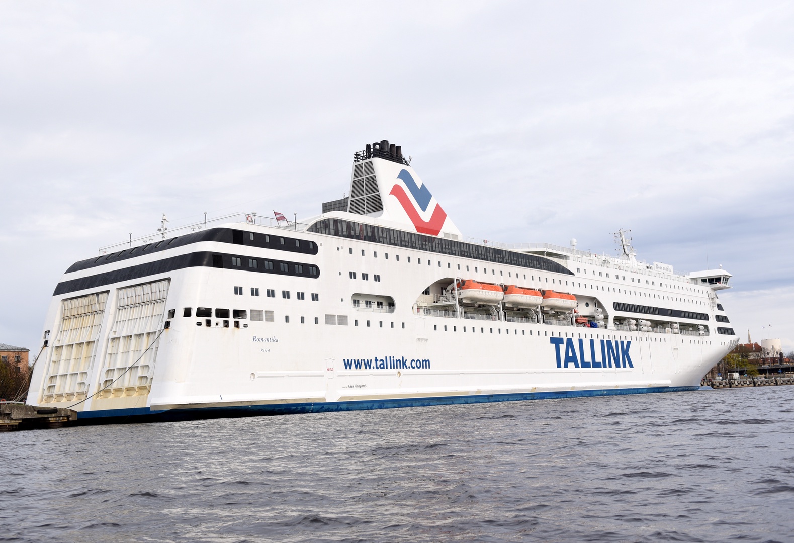 "Tallink" uz laiku apturēs Rīga-Helsinki maršruta darbību