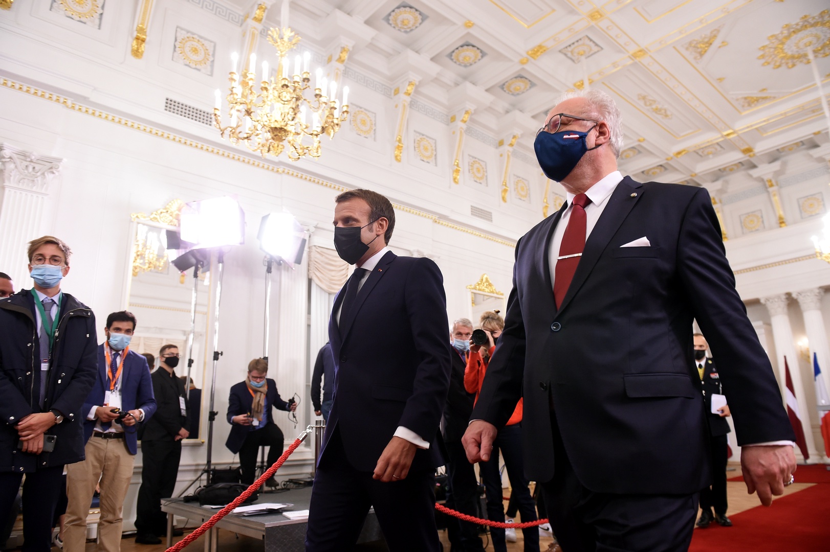 Макрон: нам нужно возобновить диалог с Россией