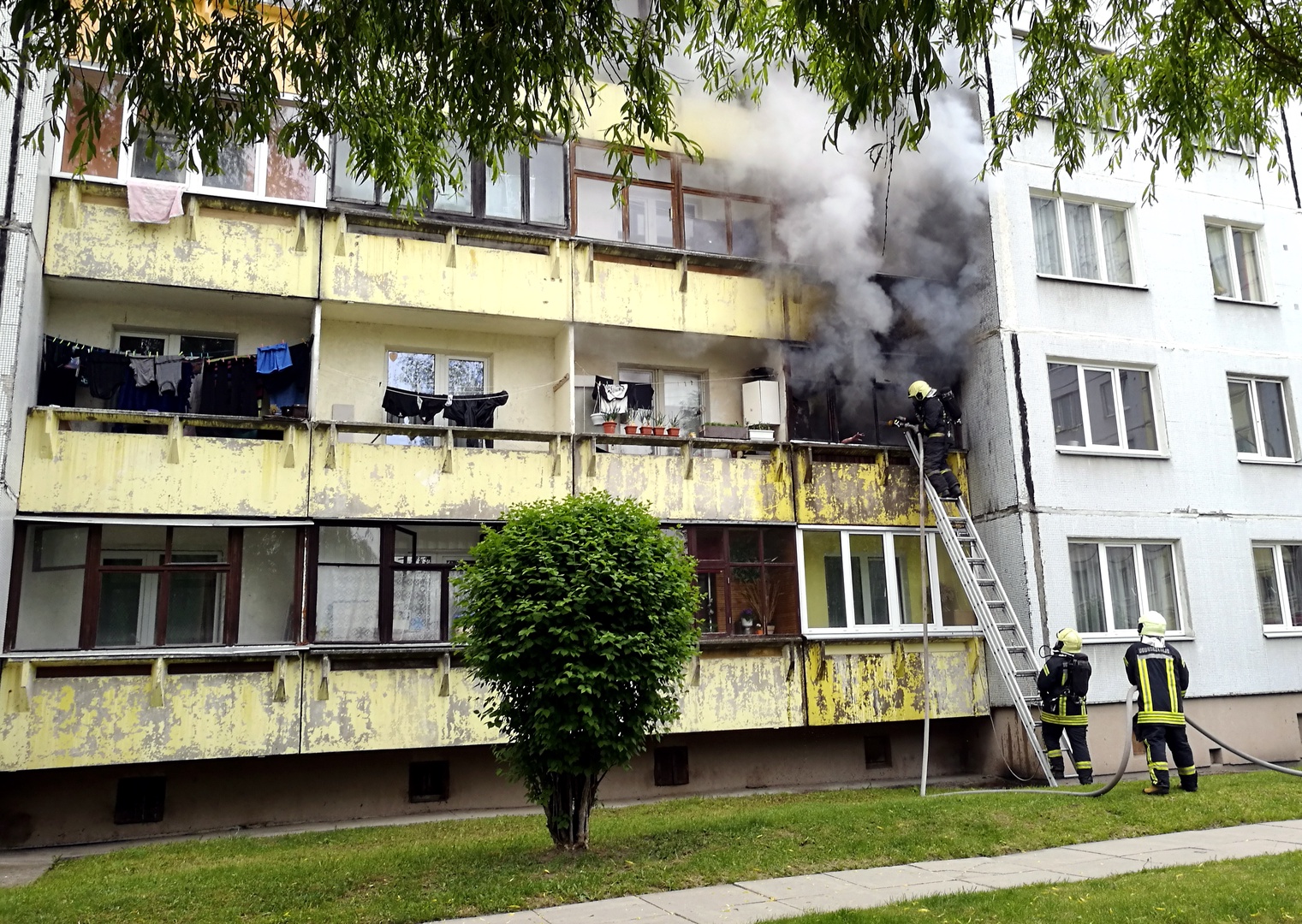 Skrundas novadā no piedūmota dzīvokļa izglābts cilvēks