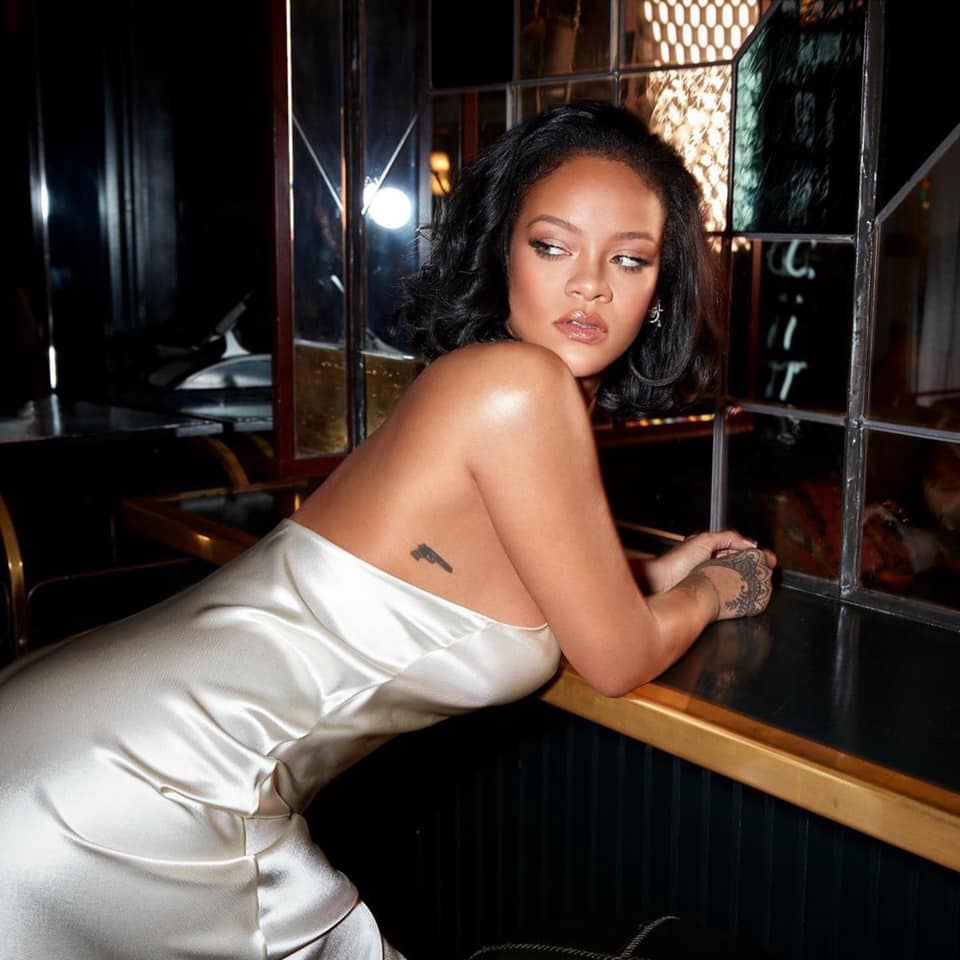 Рианна извинилась за исламские стихи на показе модного нижнего белья Fenty Рианна извинилась за исламские стихи на показе модного нижнего белья Fenty
