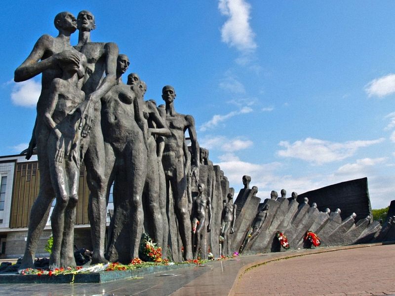 В Литве опрокинули памятник жертвам холокоста