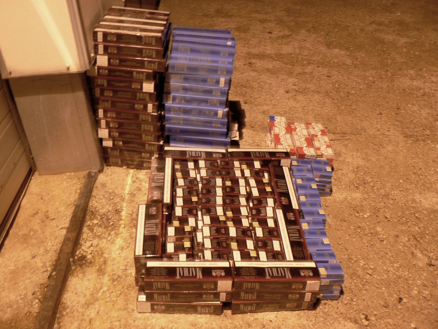 Aiztur policistu par kontrabandas cigarešu iespējamu tirdzniecības piesegšanu Rīgas Centrāltirgū Aiztur policistu par kontrabandas cigarešu iespējamu tirdzniecības piesegšanu Rīgas Centrāltirgū